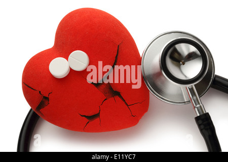 Rot gebrochenes Herz, Stethoskop und Pillen auf weiß Stockfoto