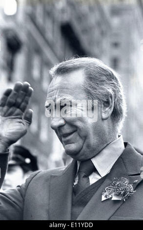 18. März 1981; New York, NY, USA; Gouverneur HUGH LEO CAREY von New York winkt der Menschenmenge auf der St. Patricks Day Parade. Stockfoto