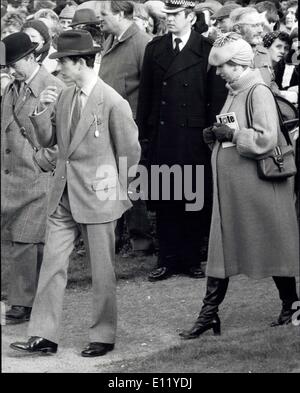 20. März 1981 - ein großer Tag für Prinzessin Cheltenham: Prinzessin Anne war das Zentrum der Anziehung bei Cheltenham Rennen gestern. Anne, der Geburtstermin im Mai ist, verbrachten den Tag dort mit Prinzessin Charles, die Königinmutter und und ihr Kapitän Mark Philips, die einem Mann nur ein Prinz Charles Verlobte fehlte. Lady Diana Spence4r. Das dreitägige Treffen nicht teilgenommen hat. Foto zeigt Prinzessin Anne Anhänger ihr Bruder Prinz Charles ins Fahrerlager am Cheltenham gestern. Stockfoto