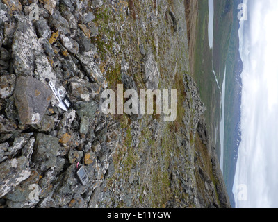 Der Kanatak Trail im Becharof National Wildlife Refuge bietet eine malerische Route durch die Wildnis Alaskas, mit einzigartigen Merkmalen wie cairns, die den Weg markieren. Das Schutzgebiet unterstützt eine Vielzahl von Wildtieren und ist für die Erhaltung der Tiere in der Region von entscheidender Bedeutung. Stockfoto