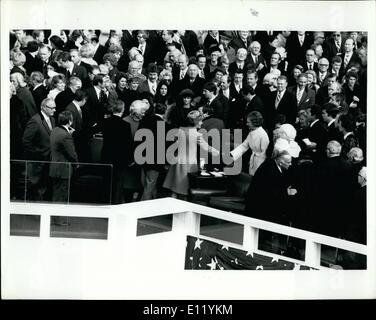 1. Januar 1981 - schüttelt die First Lady Nancy Reagan (ebenfalls) Hand mit ehemalige erste Dame Roaslynn Carter nach konstituierenden Zeremonien hier heute. Stockfoto