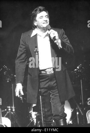 Sänger Johnny Cash führt im Konzert Stockfoto