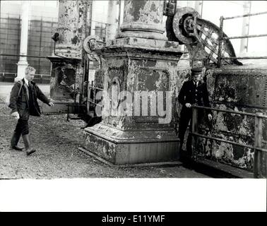 2. Januar 1981 - Silvester Eve Bombardierung von East London Gaswerk: zwei Männer wurden gestern Abend von Anti-Terror-Einheit Detektive untersuchen die Bombardierung von zwei Gas-Halter in Brombley-durch-Bow, East London, am Vorabend des neuen Jahres gesucht. Niemand hat behauptet, Verantwortung für die zwei Bomben, aber Detektive glauben, dass es die Arbeit der Provisional IRA Aktivdienst Einheit war. Bei der Bombardierung wurde niemand verletzt. Foto zeigt: Anti-Terror-Einheit und der Polizei auf der Suche nach Hinweisen in einem der zwei beschädigten Gasbehälter gestern. Stockfoto