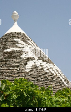 Bemalte konische Trulli Dächern im Zentrum von Alberobello, Apulien, Italien. Stockfoto