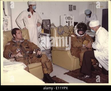 4. April 1981 - Kennedy Space Center Florida - Techniker helfen Prime w Astronaut John Young rechts und Bob Crippen verließ ich Stockfoto