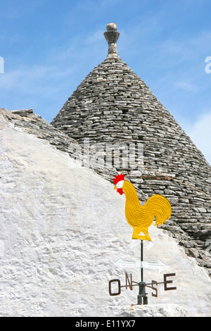 Trulli-Haus mit einer Wetterfahne Hahn im Zentrum von Alberobello, Apulien, Italien. Stockfoto