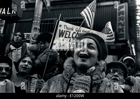 Mitglieder des Publikums singen der Stars spangled Banner auf der Ticker Tape Parade in New York City, Stockfoto