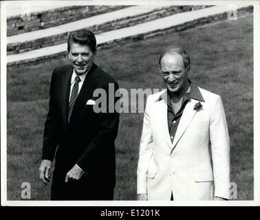 7. Juli 1981 - Präsidenten Regan und Trudeau: Ottawa, Kanada: Präsident Ronald W. Reagan und der kanadische Premierminister Pierre Elliott 5Trudeau (rechts), wie sie für die zwei-Tages-Wirtschaftsgipfel in Ottawa.Canada trafen. Europäisch, Staats-und Regierungschefs beschweren sich über die hohen US-Zinsen und haben vorgeschlagen, dass die USA halten Lieferung von f-16 Jets an Israel wegen der Gewalt im Nahen Osten jetzt los. Stockfoto