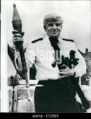 5. Mai 1981 - Raketenwerfer Ruc nutzen: Eine Flucht Terrorist wurde gestern Abend, als die Polizei in West Belfast beschlagnahmte einen sowjetischer RPG-7-Raketenwerfer und ein Armelite Gewehre, verwundet. Die Arme wurden in einem gestohlenen Auto in der Falls Road Gegend entdeckt. Polizei bewaffnet mit Maschinenpistolen, Kräfte, die das Auto von der Straße, der Fahrer verhaftet wurde und der andere Mann erschossen und ins Krankenhaus gebracht, als er versuchte, durch laufen weg von dem Auto entkommen Stockfoto