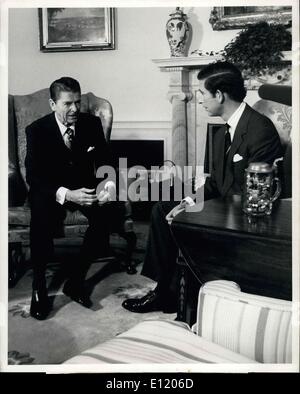 5. Mai 1981 - wird Präsident Ronald W. Reagan im Oval Office angezeigt, als er mit einem Prinz Cahrles von Großbritannien traf. Der Prinz ist in diesem Land für ein Wochenende Ende Williamsburg, Virginia, und andere Sehenswürdigkeiten in und um Washington zu besuchen. Prinz Charles ist im Juli zu Lady Diana heiraten werden. Stockfoto