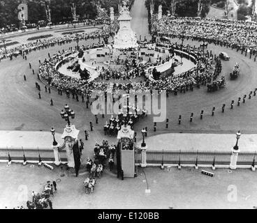 29. Juli 1981 - London, England, Vereinigtes Königreich - Prinz CHARLES und DIANA SPENCER ankommen in der Pferdekutsche. Hochzeit von Charles, Prinz von Wales, und Lady Diana Spencer in der St. Pauls Cathedral, beobachtet von einem weltweiten Fernsehpublikum von 750 Millionen, während 600.000 Menschen die Straßen säumten, um einen Blick auf Diana auf dem Weg zur Zeremonie erhaschen. Stockfoto