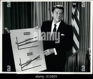 5. Mai 1981 - Reagan auf Wirtschaft: Washington, D.C. Präsident Ronald W. Reagan verwendet Diagramme, um das amerikanische Volk zu zeigen, wie sein Budget schneiden gut funktionieren unter der R. Reagan-Administration. Das Diagramm zeigt die Beziehung zu staatlichen Ausgaben und Einnahmen des Staates, die angesaugt wird. Stockfoto