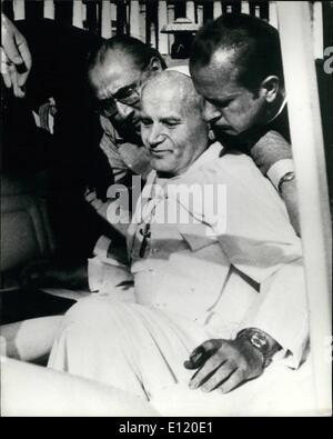 5. Mai 1981 - Bild von Radio Papst Johannes Paul II von Attentäter in St Peter es Square erschossen: Papst John Paul II im Bild nur, nachdem er von sechs Kugeln aus der Attentäter Mehmet Ali A getroffen? ca ein türkischer Terrorist, als er in seinem weißen Land Rover rund um St. Peter Platz fuhr. der Papst wird unterstützt von seinem Sekretär und Berater zu polieren. Blut kann gesehen werden, aus einer Wunde auf der Hand. Stockfoto