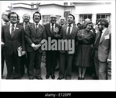 Sept. 09, 1981 - Liberale Partei Konferenz: Die historische Entscheidung, ein Bündnis zwischen der liberalen Partei und die Sozialdemokratische Partei zu bilden, wurde heute auf der Liberalen Partei Konferenz in Llandudo, von der Mehrheit der Stimmen der 1600 durchgeführten 112. Foto zeigt die Liberale und SDP MP's (L und R) Alan Baith 9 Lib) Richard Wainright (LIB) Bill Rodgers (SDP) Jo Grimond (LIB) David Steel (LIB) Cyril Smith (LIB) Shirley Williams (SDP) Mike Thomas (SDP) außerhalb der Konferenzsaal. Stockfoto