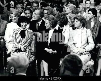 22. Mai 1981 - sind sie bei einem Empfang im Rathaus von Paris am ersten Tag von Präsident Mitterrand im Amt. Chirac ist die Ehefrau des Bürgermeisters von Paris, Jacques Chirac. Mauroy ist die Ehefrau des neuen Premierminister Pierre Mauroy. Stockfoto