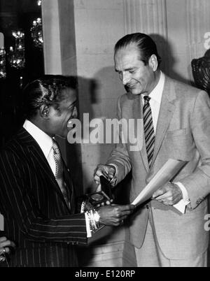 Sammy Davis Jr. erhält Auszeichnung von Jacques Chirac Stockfoto