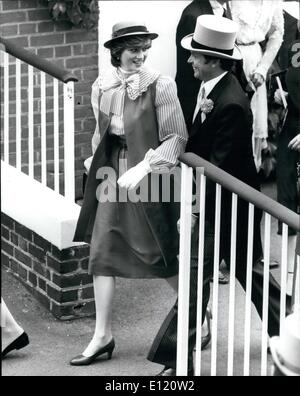 6. Juni 1981 - war Lady Diana Toast of Ladies Tag in Ascot Lady Diana Spencer der Toast des Ladies' Day in Royal Ascot gestern. Sie ist zu sehen, zu Fuß mit ihr Detektiv, Inspektor Graham White, tragen einen roten Stroh Bootsfahrer und rot und weiß gestreifte Bluse Süßigkeiten. Stockfoto