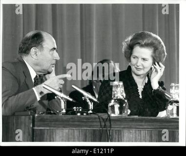 Sept. 09, 1981 - Anglo-Frankreich-Gipfel: The Prime Minister, Mrs.Margaret Thatcher und Präsident Mitterrand Frankreichs, der in London für Gespräche mit der britischen Regierung ist, hielt heute eine gemeinsame Pressekonferenz in London. Foto zeigt Frau Thatcher und Mitterrand M. während der heutigen Pressekonferenz. Stockfoto