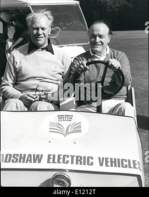 Sept. 24, 1981-24. September 1981-pro-am-Golf-Turnier. Bob Hope spielt, Chauffeur, ex-Präsident Gerald Ford, in einem Golfbuggy im gestrigen Mittwoch Training für die Bob Hope Classic pro-am Golfturnier im Moore Park runden. Stockfoto