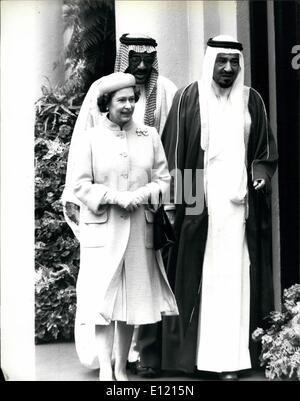 9. Juni 1981 - Land besuchen von King Khaled von Saudi-Arabien: King Khaled von Saudi-Arabien war begrüßt an der Victoria Station heute von der Queen und Prinz Philip und andere Mitglieder der königlichen Familie, die zu Beginn seines dreitägigen Besuchs nach Großbritannien, strengen Sicherheitsvorkehrungen in Kraft besitzen, um Berichte aus dem Nahen Osten ein Ermordung Versuch auf ihn während seines Besuchs in London gemacht werden. Das Foto zeigt King Khaled gesehen verlassen Sie den Bahnhof mit Queen Elizabeth, nach seiner Ankunft in London heute. Stockfoto