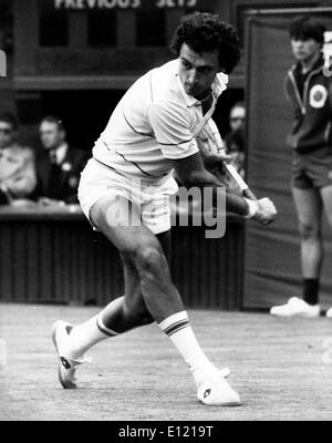 JOSE LUIS CLERC gegen J Lloyd in Wimbledon spielen Stockfoto