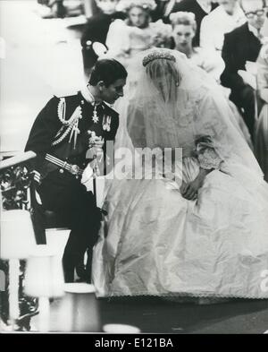 7. Juli 1981 - The Royal Wedding: Prinz Charles und Lady Diana während der Zeremonie in der St. Pauls Kathedrale heute durchaus unterhalten. Stockfoto