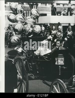 7. Juli 1981 - sie sind Off auf ihrer Hochzeitsreise: Der Prinz und Prinzessin Og Wales, nach ihrer Hochzeit Frühstück im Buckingham Palace abgebildet, wie sie mit der offenen Kutsche zur Waterloo Station gereist wo ihr Sonderzug sie auf Broadlands für den Start ihrer Flitterwochen tragen wird. (Beachten Sie die Ballons hinter dem Wagen. Stockfoto