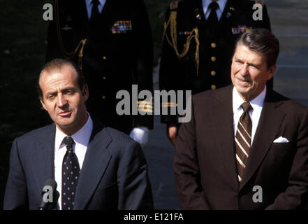 13. Oktober 1981; Washington, DC, USA; Vereinigten Staaten republikanischen Präsidenten RONALD REAGAN und König von Spanien JUAN CARLOS I während Begrüßungszeremonie im Weißen Haus... (Bild Kredit: KEYSTONE Bilder USA/ZUMAPRESS.com) Stockfoto