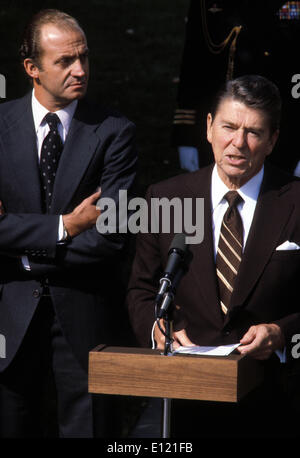 13. Oktober 1981; Washington, DC, USA; Vereinigten Staaten republikanischen Präsidenten RONALD REAGAN und König von Spanien JUAN CARLOS I während Begrüßungszeremonie im Weißen Haus... (Bild Kredit: KEYSTONE Bilder USA/ZUMAPRESS.com) Stockfoto