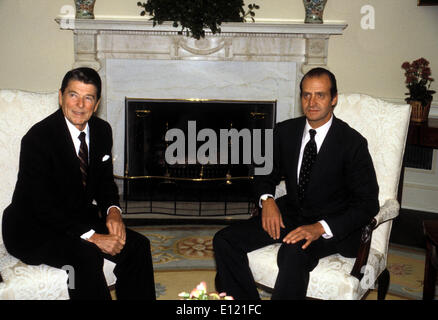 13. Oktober 1981; Washington, DC, USA; Vereinigten Staaten republikanischen Präsidenten RONALD REAGAN und König von Spanien JUAN CARLOS ich in treffe der Stockfoto