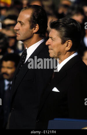 13. Oktober 1981; Washington, DC, USA; Vereinigten Staaten republikanischen Präsidenten RONALD REAGAN und König von Spanien JUAN CARLOS I während Begrüßungszeremonie im Weißen Haus... (Bild Kredit: KEYSTONE Bilder USA/ZUMAPRESS.com) Stockfoto
