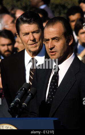 13. Oktober 1981; Washington, DC, USA; Vereinigten Staaten republikanischen Präsidenten RONALD REAGAN und König von Spanien JUAN CARLOS I während Begrüßungszeremonie im Weißen Haus... (Bild Kredit: KEYSTONE Bilder USA/ZUMAPRESS.com) Stockfoto