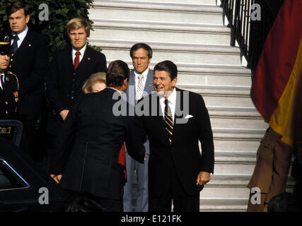 13. Oktober 1981; Washington, DC, USA; Vereinigten Staaten republikanische Präsident RONALD REAGAN begrüßt der König von Spanien JUAN CARLOS I für seinen Zustand im Weißen Haus zu besuchen... (Bild Kredit: KEYSTONE Bilder USA/ZUMAPRESS.com) Stockfoto