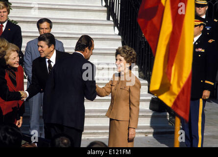 13. Oktober 1981; Washington, DC, USA; Die Ehefrau von US-Republikaner-Präsident RONALD REAGAN, NANCY REAGAN, begrüßt der König von Spanien JUAN CARLOS I für seinen Zustand im Weißen Haus zu besuchen... (Bild Kredit: KEYSTONE Bilder USA/ZUMAPRESS.com) Stockfoto