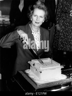 Premierministerin Margaret Thatcher schneidet Geburtstagstorte Stockfoto