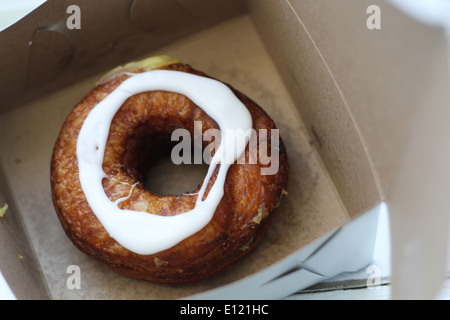 Ein Cronut von einer Bäckerei in Montreal, que. Stockfoto