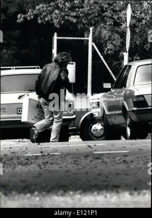 Sept. 09, 1982 - kurz vor dem Ende: unbekannter Mann bringt einen medizinischen Koffer auf dem Freigelände der besetzten polnischen Botschaft in Bern, Schweiz, kurz vor der Polizei aus ihren Angriff und die vier Terroristen verhaftet. Kurz bevor der Mann Frühstück Fall abgesetzt hatte, mit einer Bombe im Freien, die Polizei unternahm explodieren nachdem die Szene hier abgebildet. Stockfoto