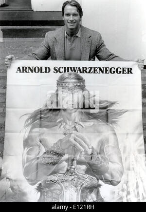 Schauspieler Arnold Schwarzenegger mit Filmplakat Stockfoto