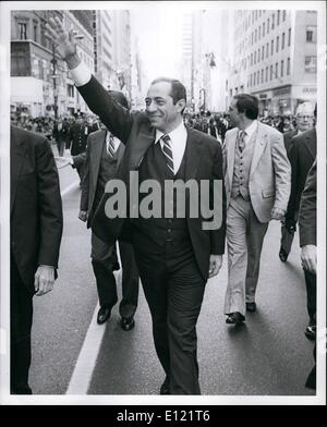 10. Oktober 1982 - New York City: Italo-Amerikaner gefeierten Columbus Day in New York mit einem Marsch auf fifth Avenue mit drei Wochen verlassen bis zum Wahltag, es keine Parade ohne viele Kandidaten Grunde für gewähltes Amt im Staat New York wäre. Foto zeigt Lt. Governor Mario Cuomo, der demokratische Gouverneur, während des Marsches auf der Fifth Avenue. Stockfoto