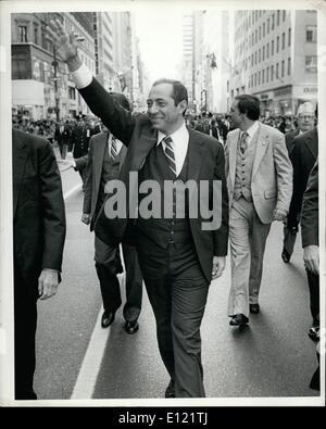 10. Oktober 1982 - Italo-Amerikaner Columbus Day in New York mit einem Marsch auf der Fifth Avenue gefeiert. Mit drei Wochen verlassen bis zum Wahltag, es würde keine Parade ohne die vielen Kandidaten wetteifern um Amt im Staat New York gewählt. Auch: Lt. Governor Mario Cuomo, der demokratische Kandidat für die Gouverneurswahlen, während des Marsches auf der Fifth Avenue. Stockfoto