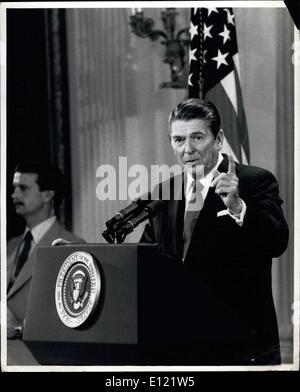 11. November 1982 - Präsident Ronald Reagan in einer landesweit im Fernsehen übertragenen Pressekonferenz gesagt Zeitungsmänner, dass er nicht an der Beerdigung des verstorbenen Leonid Brezhnev teilzunehmen und, dass er eine Senkung der Verteidigungsausgaben, wenn es keine nationalen Sicherheit gefährden bezeichnen könnte. Stockfoto