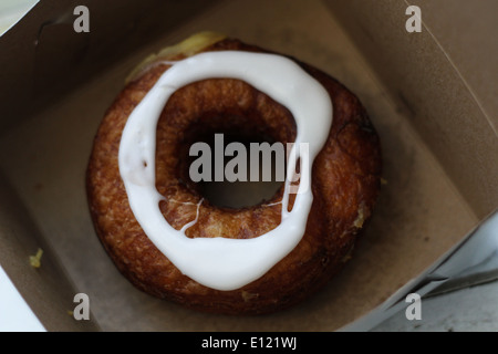 Ein Cronut von einer Bäckerei in Montreal, que. Stockfoto