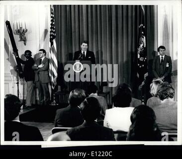 1. Januar 1982 - Reagan hält Pressekonferenz Ã ¢ Â'¬â €œ Washington, D.C. 19.01.82 semi-Gesamtansicht von Präsident Ronald W. Reagan Stockfoto