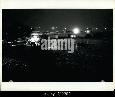 1. Januar 1982 - Flugzeug Crash In Washington tötet 70: Gesamtansicht der Arbeiter und Laufwerke zu retten, wie sie Flusses Potamac für Körper suchen und mögliche Überlebende ein Air Florida 727 Jet stürzte in der 14th Street Bridge und stürzte in den Fluss beim ausziehen in einer Show heute Nachmittag stürmen. Stockfoto