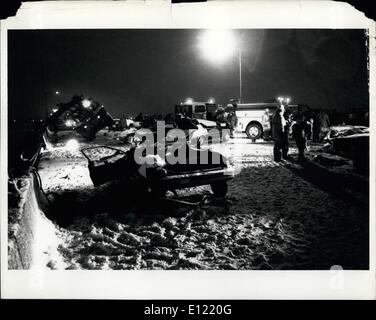 1. Januar 1982 - beschädigte Autos und Brücke: Autos mit ihren Dächern zerdrückt oder vollständig abgerissen sind verstreut auf der 14th Street Bridge nach hit by a Florida 727 Jet beim Start abgestürzt. Das Flugzeug verlassen nur National Airport. Das Flugzeug schlug die Autos auf der Brücke im Berufsverkehr und dann stürzte in den Fluss und schnell versenkt. Die meisten Passagiere sind noch in der Ebene tot gefangen. Stockfoto