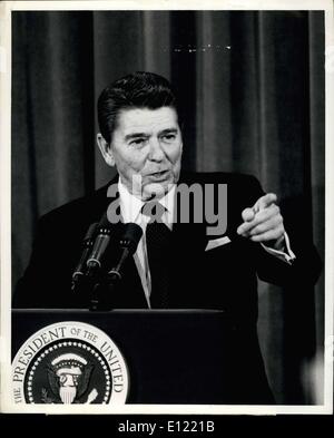 19. Januar 1982 - spricht am Vorabend seines ersten Jahres im Amt, Präsident Ronald W. Reagan zu Reportern aus East Room des weißen Hauses während einer Radio-TV-Pressekonferenz. Er verteidigte seine Wirtschaftspolitik und sagte, dass das Problem der Arbeitslosigkeit verbessern sollte. Der Präsident gelegen niedriger Inflation und etwas niedrigere Preise. Er sagte auch, er wendet sich gegen Diskriminierung jeglicher Art. Stockfoto