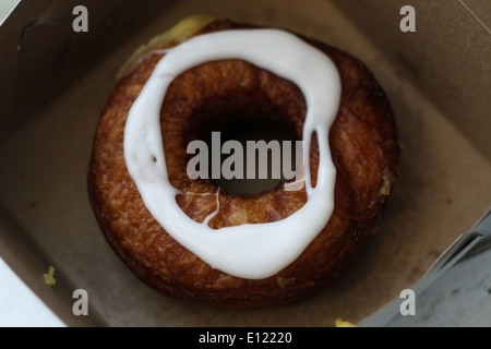 Ein Cronut von einer Bäckerei in Montreal, que. Stockfoto