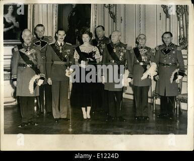 1. Januar 1983 - erhält Prinzessin Josephine Insignien. Unter den. Insingies erhielt von Prinzessin Josephine Charlotte von Belgien, in Deutschland im königlichen Palast in Brüssel, wurde der grand Brutto der Phönicier. Das Foto zeigt Prinzessin Josephine Zeremonie Nest zu ihr, auf ihr Wight Prinzen Jean von Luxemburg, ist wem sie verlobt ist. Stockfoto