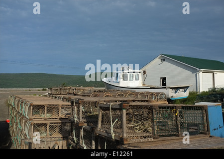 Hummerfallen gestapelt an der Seite der Cabot Trail Stockfoto