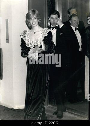 7. Juli 1983 - Dianas alte Partykleid: die Prinzessin von Wales in diesem Winter hat die Modewelt von letzten Abendkleider auf öffentlichen Engagements zu hören. Das Foto zeigt die Prinzessin von Wales am Gala Abend In Londons Royal Festival Hall, tragen dunkle blaue samt Abendkleid mit A Lo3w Ausschnitt und A Tri Of Old Lace. Die Prinzessin trug dies zuerst, wenn sie Abendessen mit Premierminister Margaret Downing Reet im Februar hat sie vier Monate schwanger war die Zeit. Stockfoto